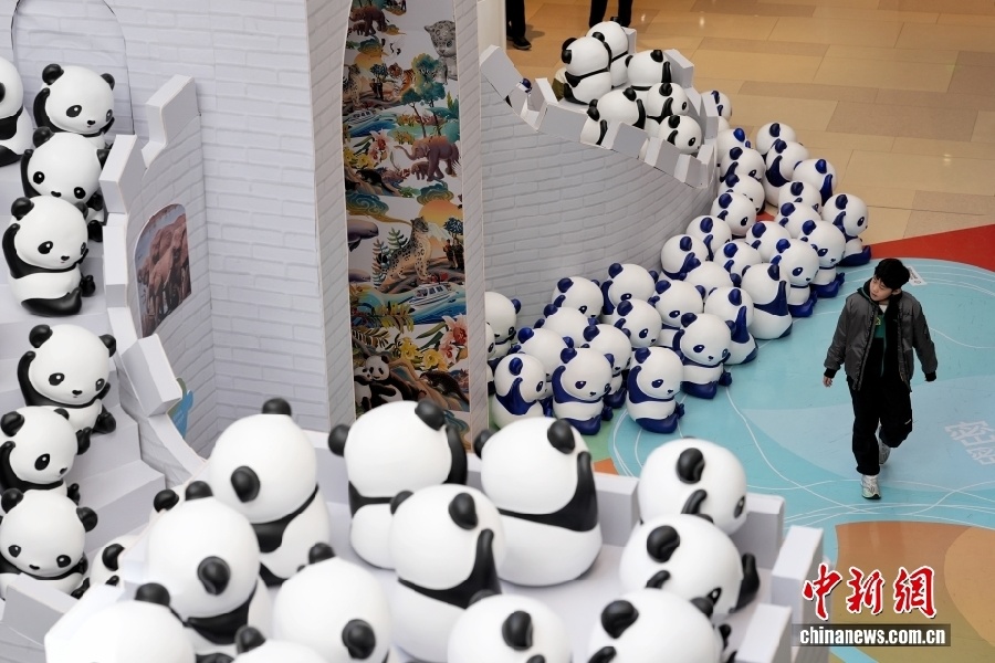 Арт-инсталляция из фигурок панд привлекает жителей Пекина