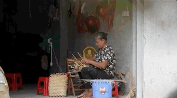 Сельские жители Гуанси продают плетеные корзины по всему миру