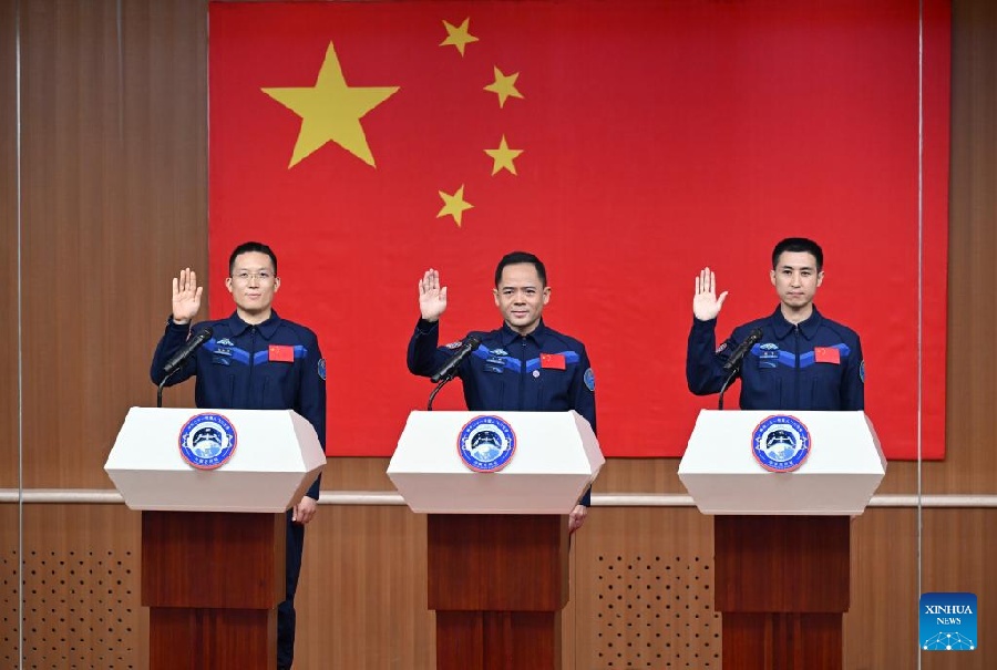 Космонавты китайской космической миссии "Шэньчжоу-21" встретились с прессой