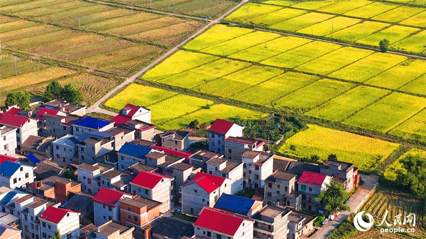 Разноцветная осень в китайском уезде Цзишуй