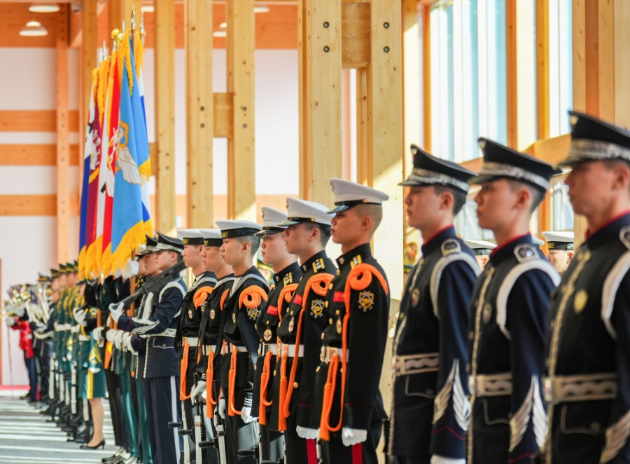 Си Цзиньпин присутствовал на церемонии приветствия, организованной президентом Республики Корея Ли Чжэ Меном