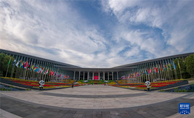 В Шанхай доставляют экспонаты 8-го CIIE