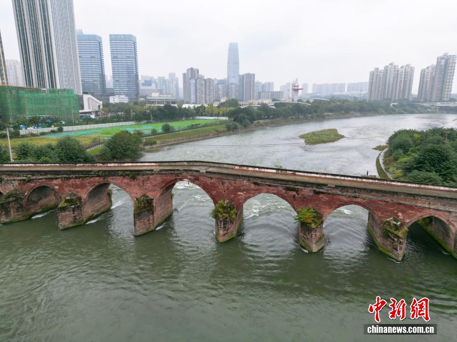 В Чэнду хорошо сохранились древний мост и железный меч, насчитывающие более чем 200-летнюю историю