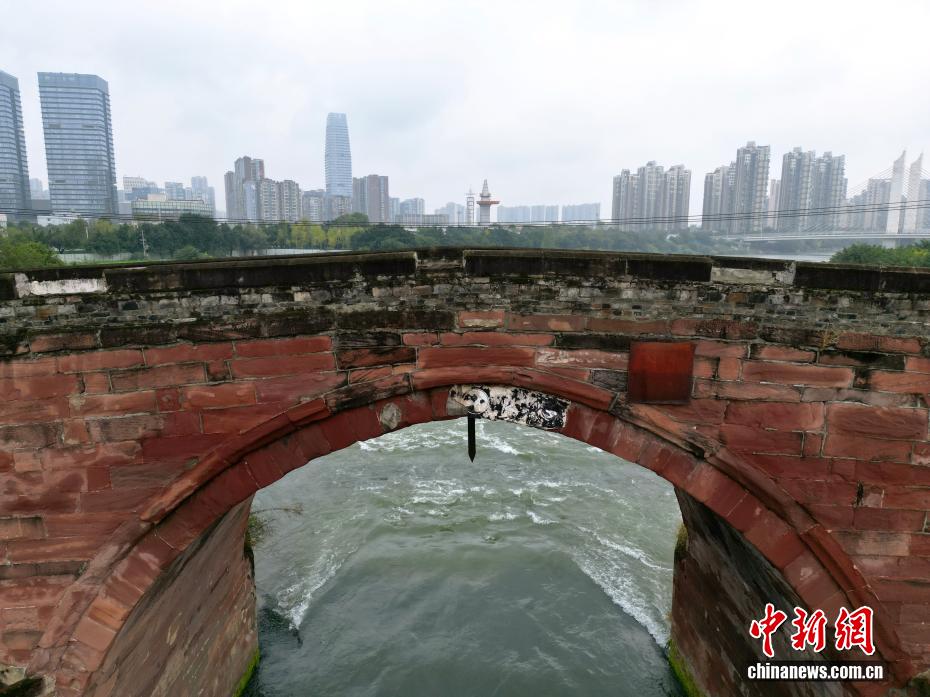 В Чэнду хорошо сохранились древний мост и железный меч, насчитывающие более чем 200-летнюю историю