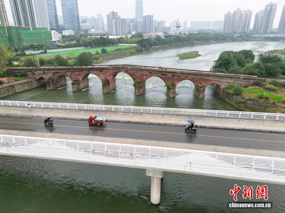 В Чэнду хорошо сохранились древний мост и железный меч, насчитывающие более чем 200-летнюю историю
