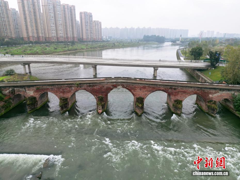 В Чэнду хорошо сохранились древний мост и железный меч, насчитывающие более чем 200-летнюю историю