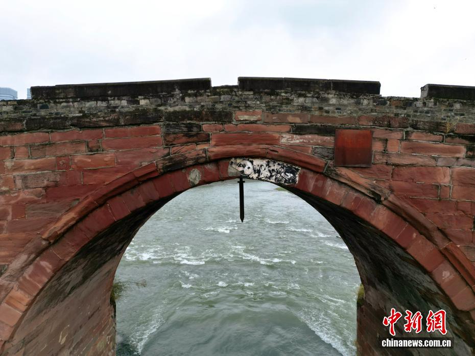 В Чэнду хорошо сохранились древний мост и железный меч, насчитывающие более чем 200-летнюю историю