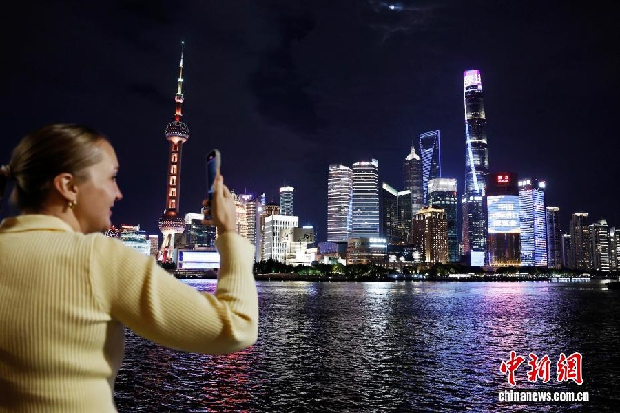 В Шанхае на время Международного импортного ЭКСПО запустили специальное световое оформление города