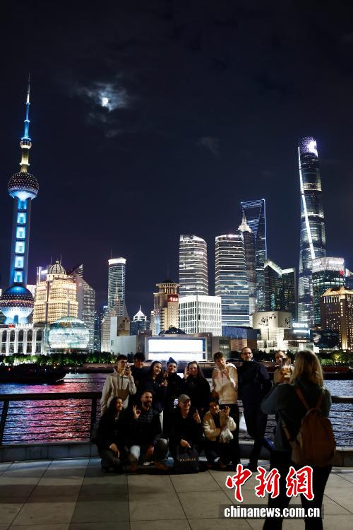 В Шанхае на время Международного импортного ЭКСПО запустили специальное световое оформление города