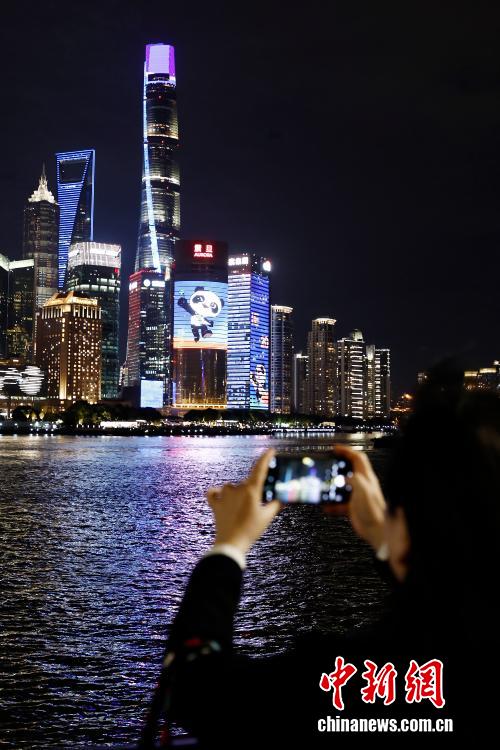 В Шанхае на время Международного импортного ЭКСПО запустили специальное световое оформление города