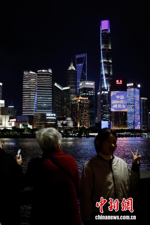 В Шанхае на время Международного импортного ЭКСПО запустили специальное световое оформление города