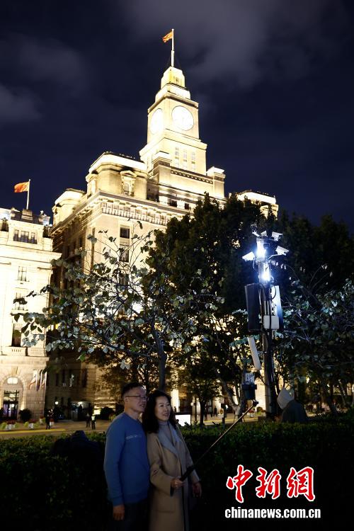 В Шанхае на время Международного импортного ЭКСПО запустили специальное световое оформление города