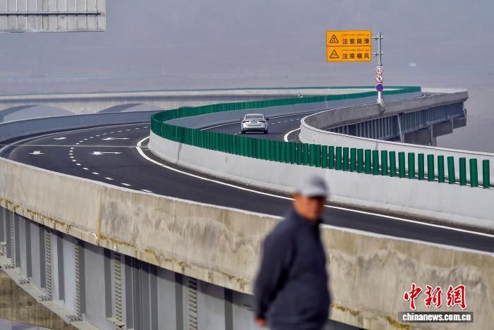 В Синьцзяне открылось движение по второму по высоте мосту в районе