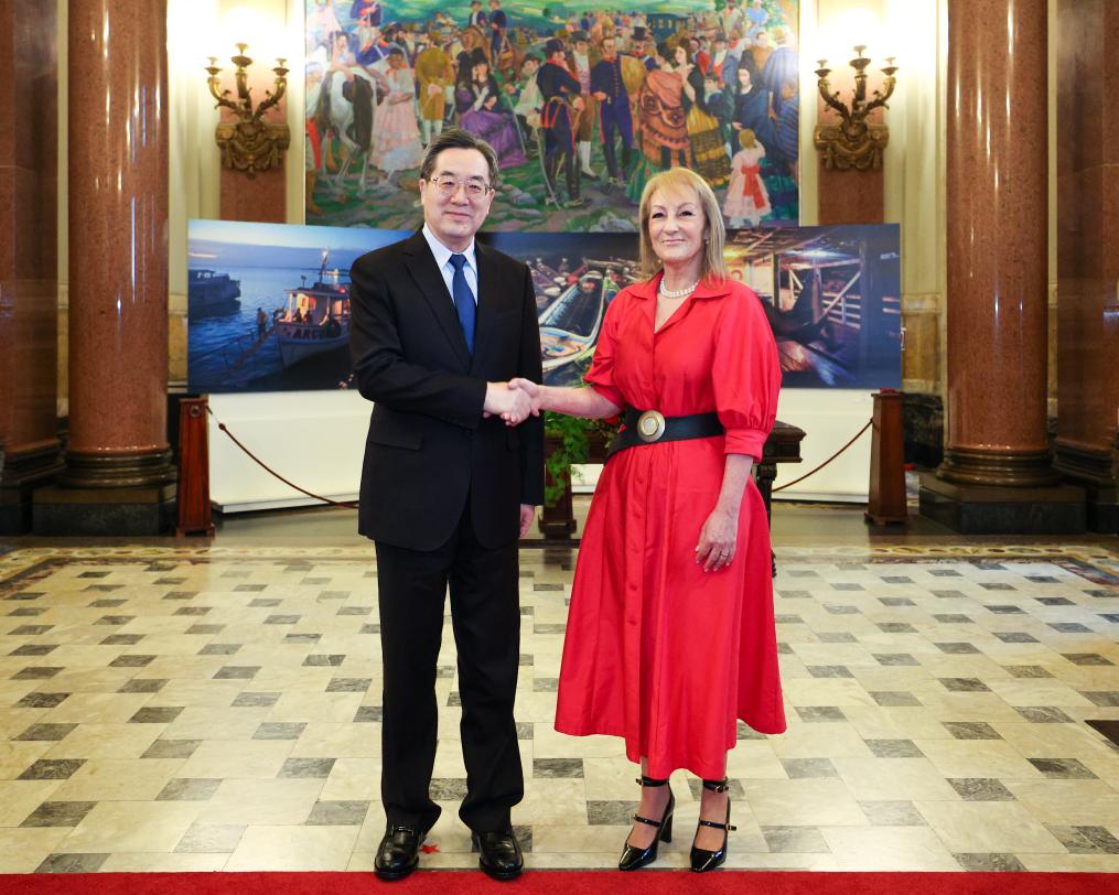 Вице-премьер Госсовета КНР призвал Китай и Уругвай укрепить позитивную динамику в двусторонних отношениях