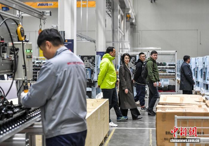 Участники Форума сотрудничества «Китай – Центральная Азия» в Синьцзяне посетили производителя интеллектуального оборудования