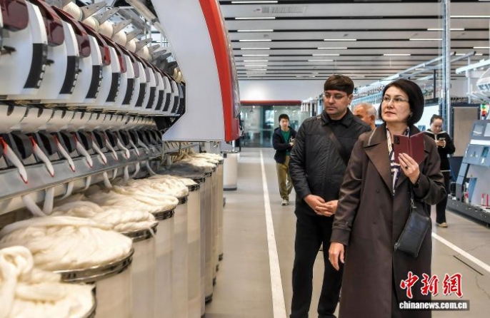 Участники Форума сотрудничества «Китай – Центральная Азия» в Синьцзяне посетили производителя интеллектуального оборудования