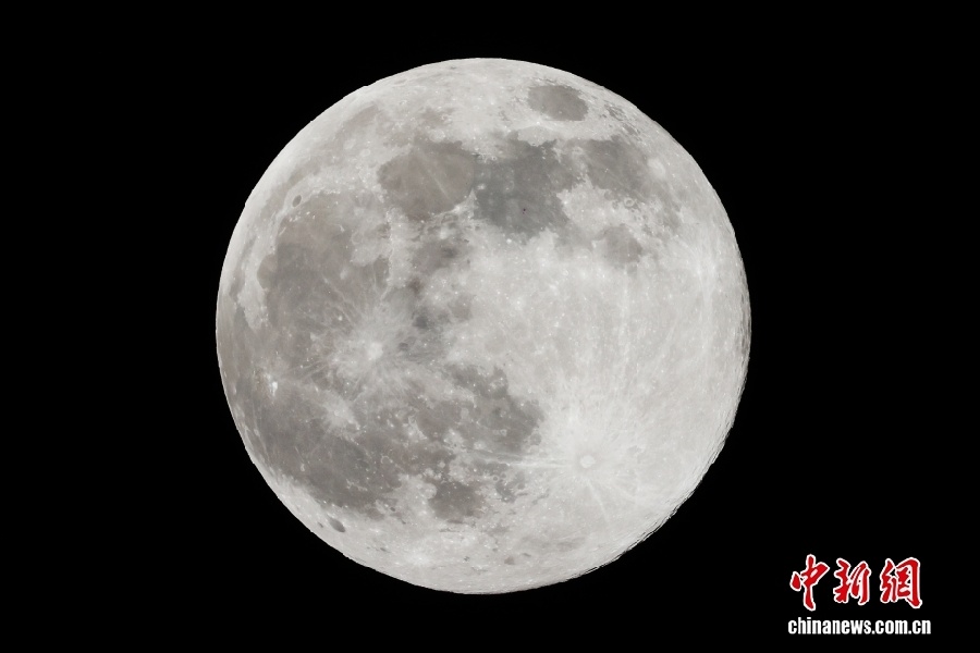 Самое крупное и яркое полнолуние года озарило небо