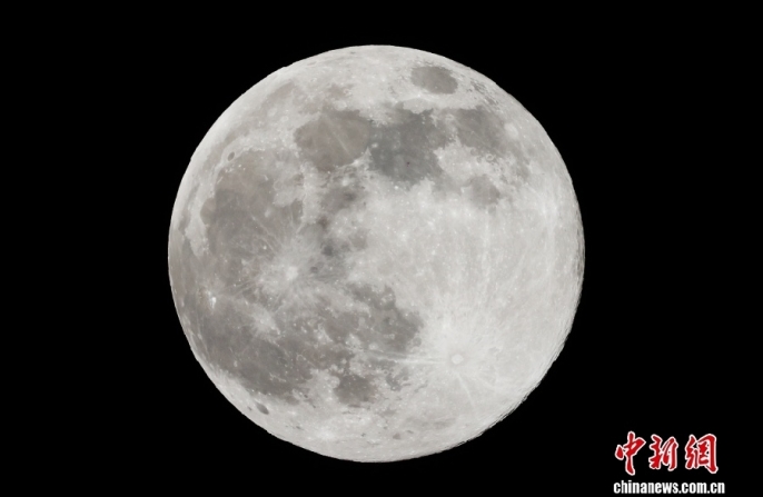 Самое крупное и яркое полнолуние года озарило небо