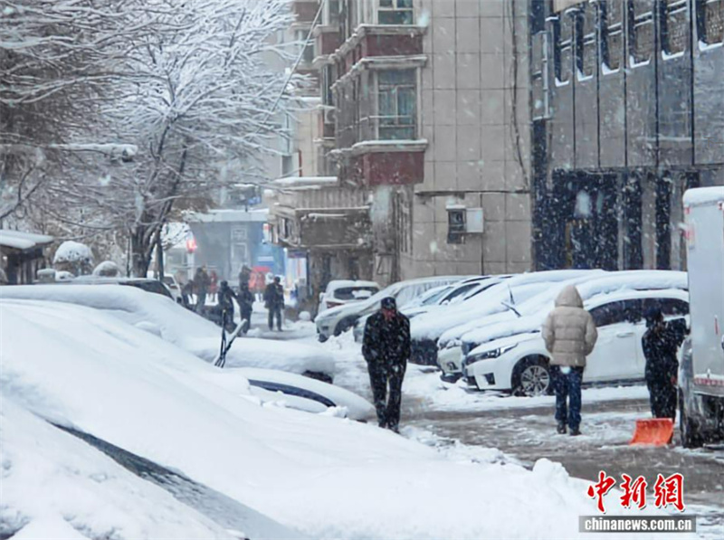 Снежная буря в Синьцзян-Уйгурском АР установила новый рекорд по количеству осадков, нарушив работу транспорта