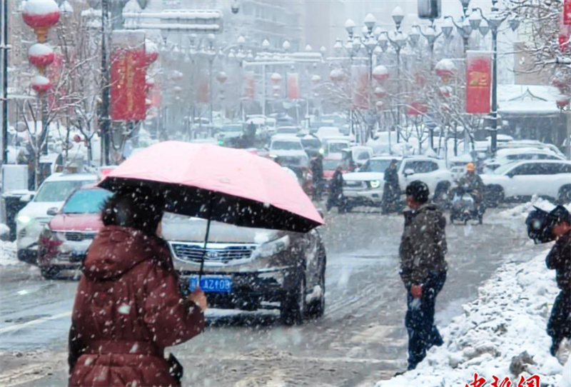 Снежная буря в Синьцзян-Уйгурском АР установила новый рекорд по количеству осадков, нарушив работу транспорта