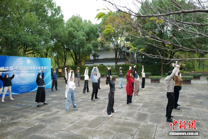 Молодежь Китая и Центральной Азии вместе осваивает бадуаньцзинь в Ханчжоу