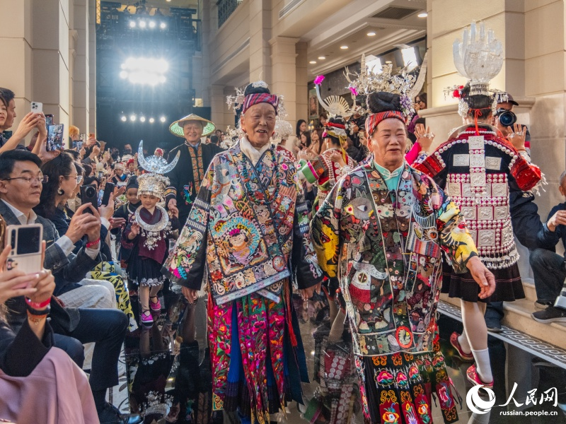 Традиционные костюмы Гуйчжоу представили на международном модном показе в Шанхае