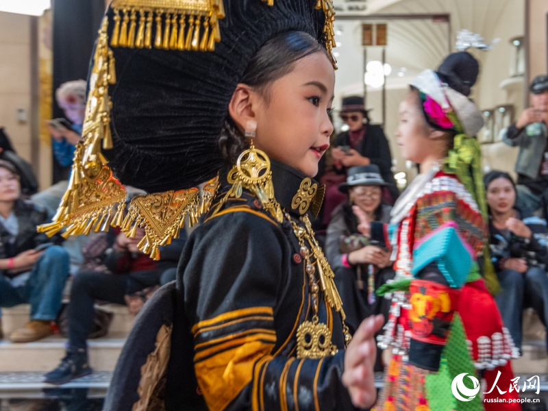 Традиционные костюмы Гуйчжоу представили на международном модном показе в Шанхае