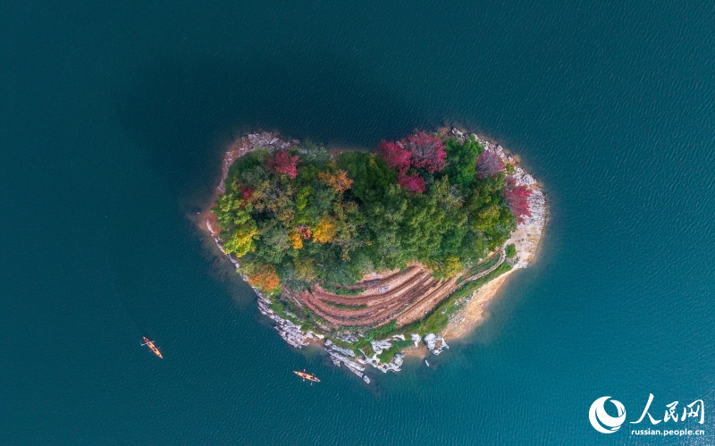 Живописный осенний пейзаж в районе озера Цяньдаоху в провинции Чжэцзян