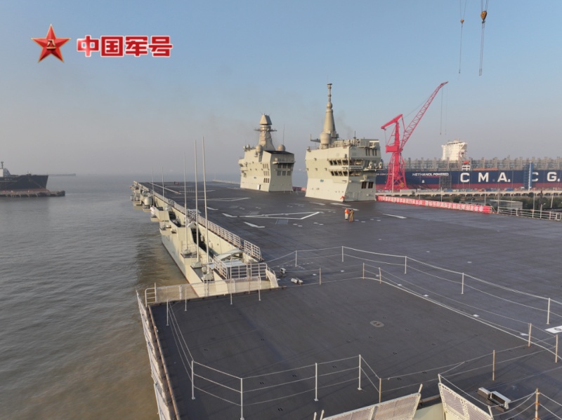 Китайский универсальный десантный корабль «Сычуань» вышел на первые ходовые испытания