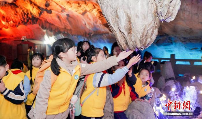 Китайские школьники отправились «путешествовать по страницам учебников» во время осенних каникул