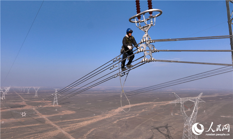 В Синьцзяне энергетики провели высотные работы на линии электропередачи
