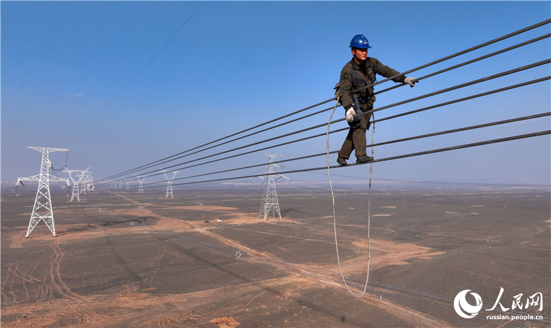 В Синьцзяне энергетики провели высотные работы на линии электропередачи