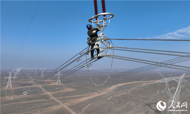 В Синьцзяне энергетики провели высотные работы на линии электропередачи