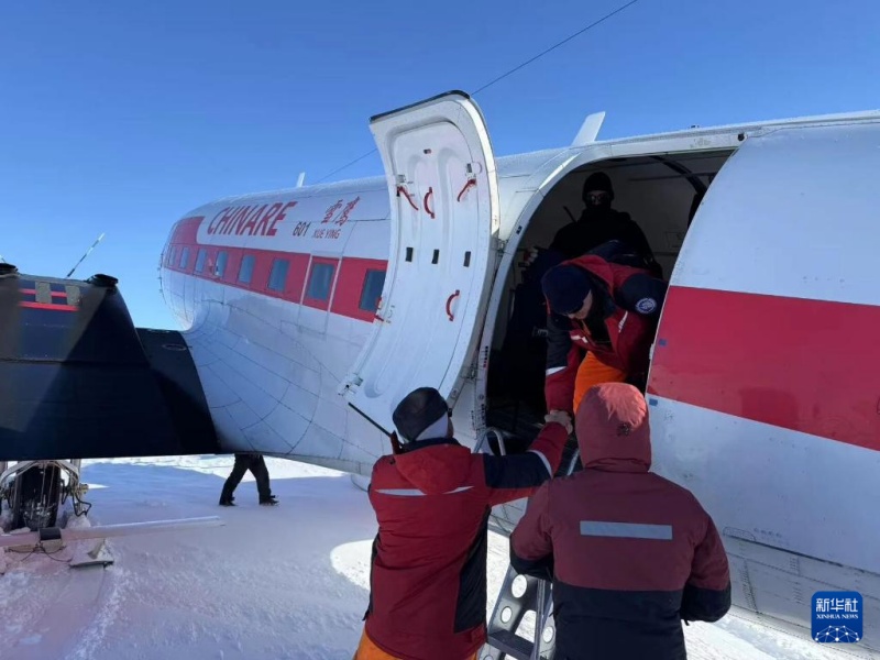 Команда китайской антарктической экспедиции успешно эвакуировала заболевшего российского полярника