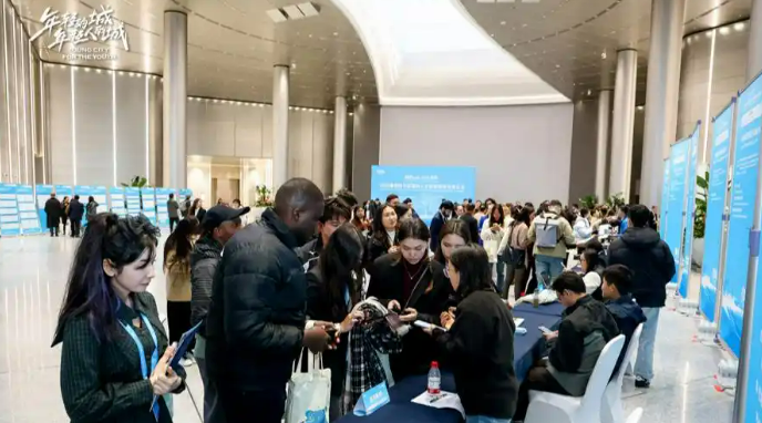 В шанхайском районе Линьган вводят новые меры по привлечению иностранных стажеров