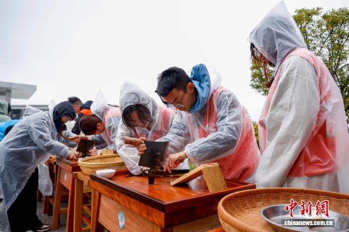 В Чжэцзяне прошел студенческий конкурс по обработке лекарственного сырья