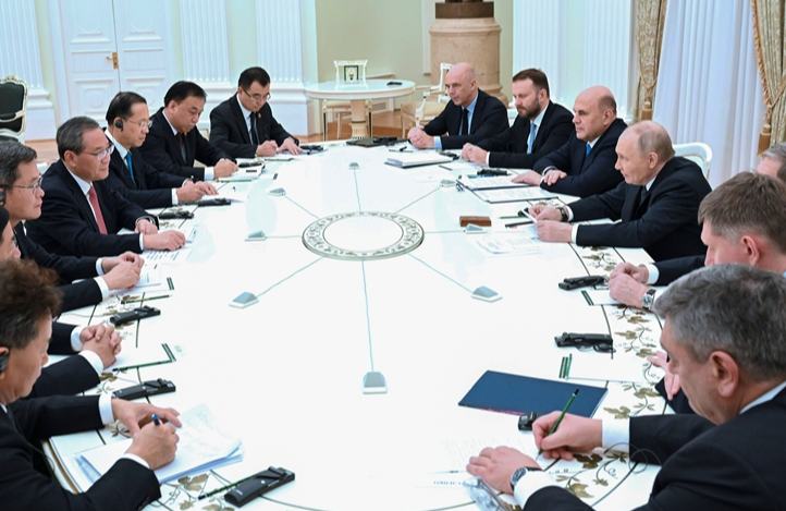 Решимость Китая развивать взаимовыгодное сотрудничество с Россией последовательна -- премьер Госсовета КНР