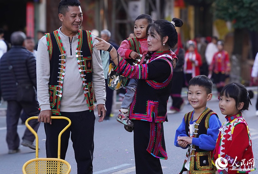 В Люйчуне устроили «самое длинное застолье в мире»