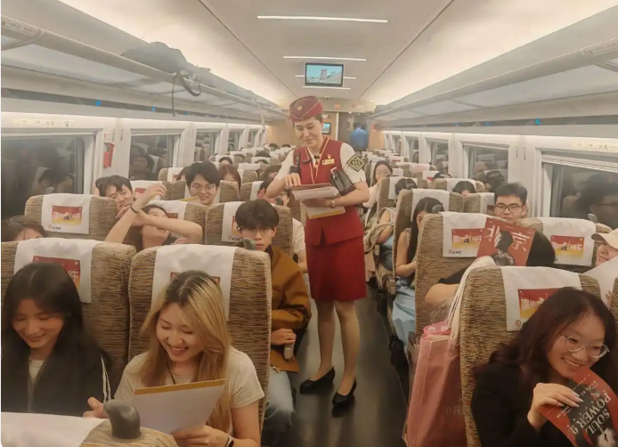 Китайские железные дороги запускают дополнительные поезда специально для любителей концертов и спортивных болельщиков