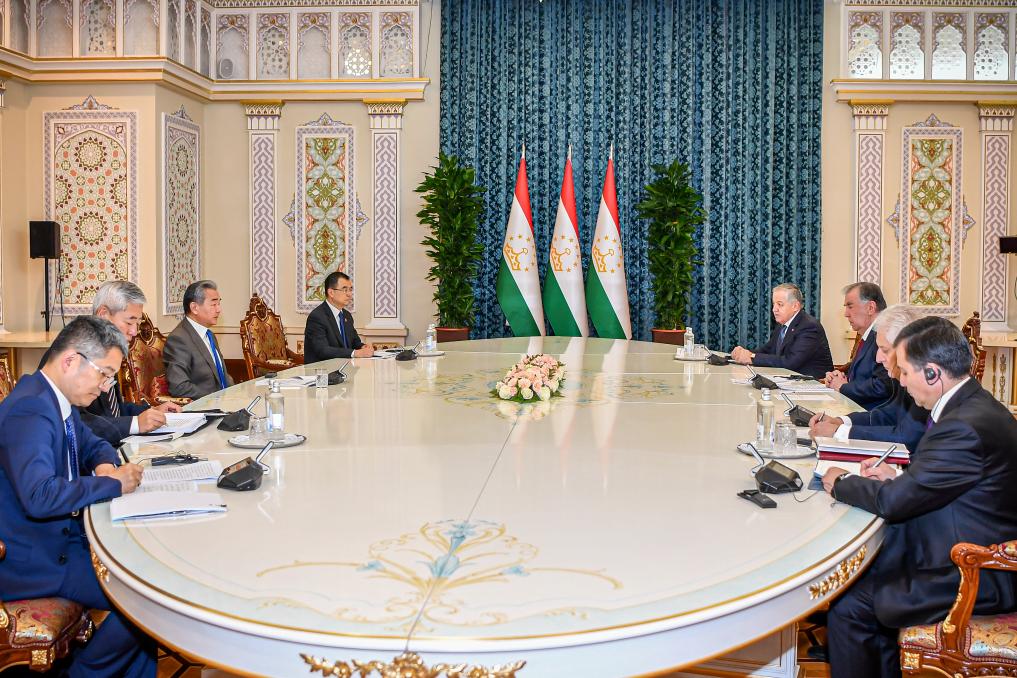 Президент Таджикистана встретился с министром иностранных дел КНР