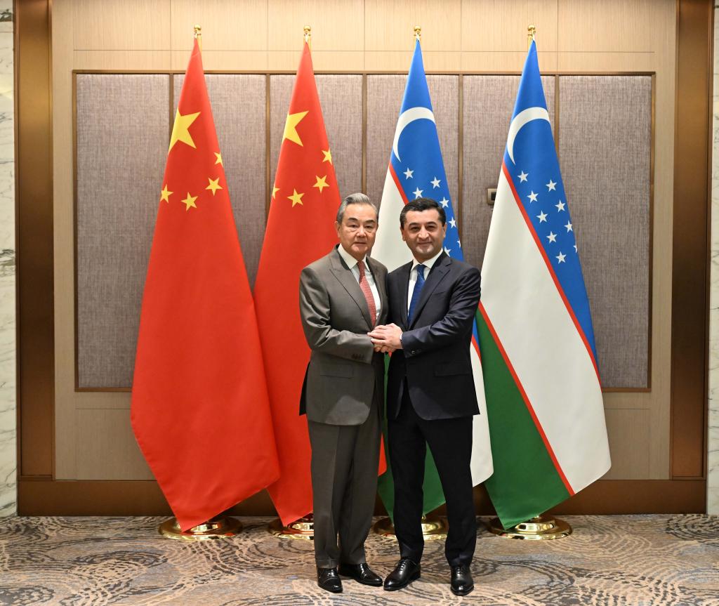 21 ноября, Ташкент. Член Политбюро ЦК КПК, министр иностранных дел КНР Ван И совместно с министром иностранных дел Узбекистана Бахтиером Саидовым провел второй стратегический диалог глав МИД Китая и Узбекистана. /Фото: Синьхуа/