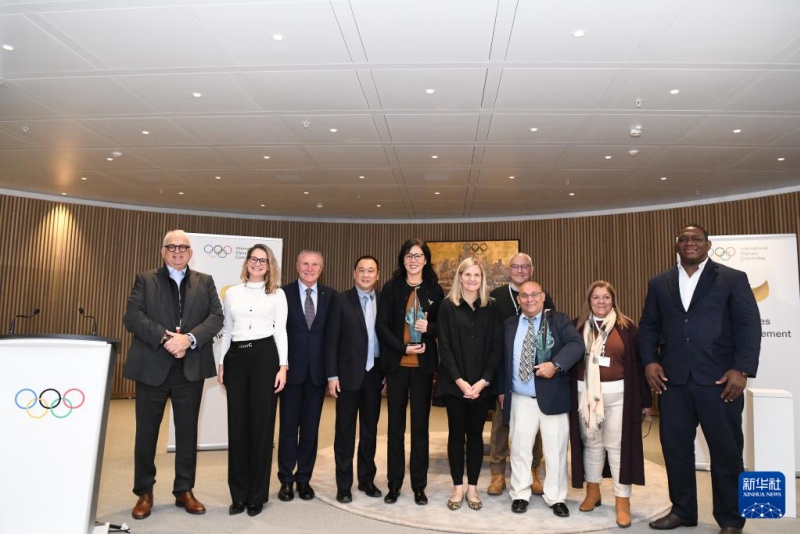 Бывший главный тренер женской сборной Китая по волейболу Лан Пин удостоена премии МОК за выдающиеся достижения