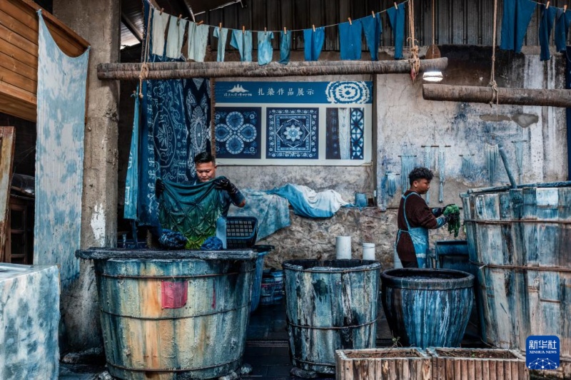 Батик народности бай: сине-белая магия Юньнаня