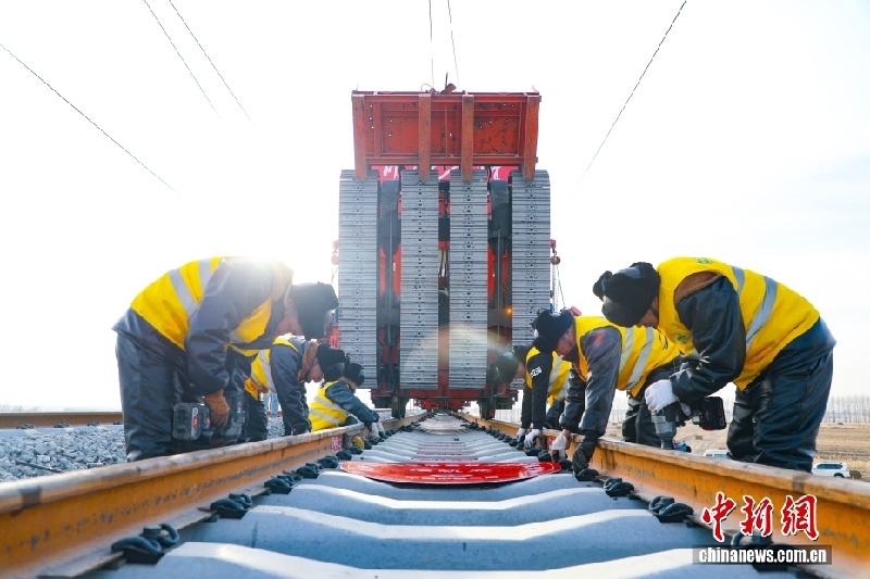 На самой северной высокоскоростной железной дороге Китая завершили укладку путей
