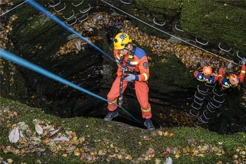 Спасатели в провинции Хунань провели высотные учения
