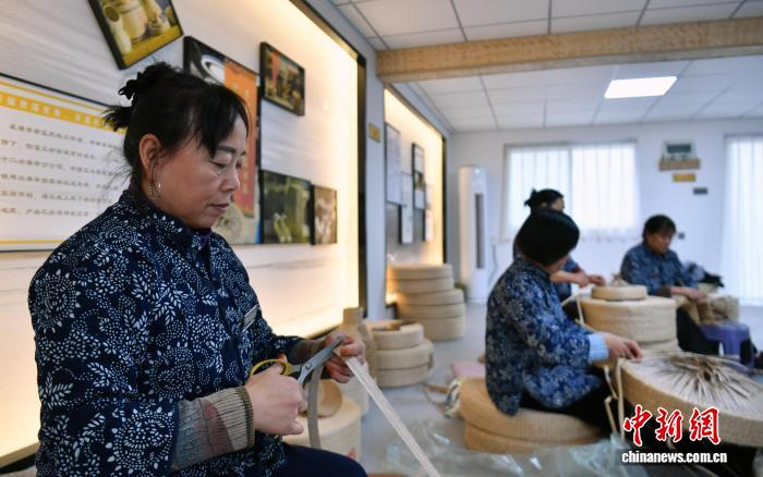 Изделия из рогоза стали новым источником занятости в деревне на берегу озера Байяндянь