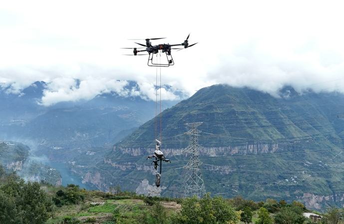 В Сычуани осуществляют проверку ЛЭП сверхвысокого напряжения с помощью беспилотников и роботов-дефектоскопов