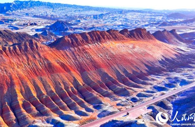 Красочные скалы в геопарке Чжанъе Данься в провинции Ганьсу покрыты снегом