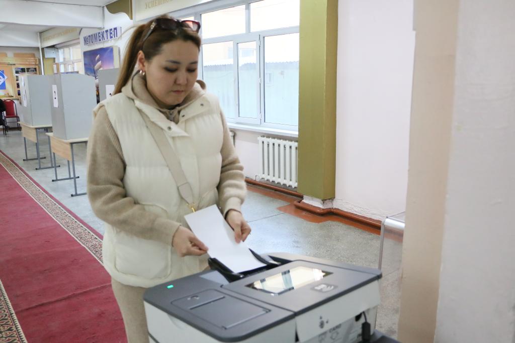 В Кыргызстане начались досрочные выборы в парламент страны