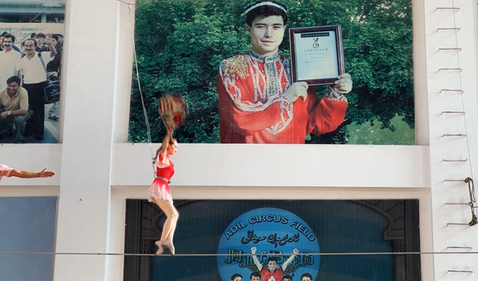 Исполнительница даваза представляет балетную ходьбу на канате